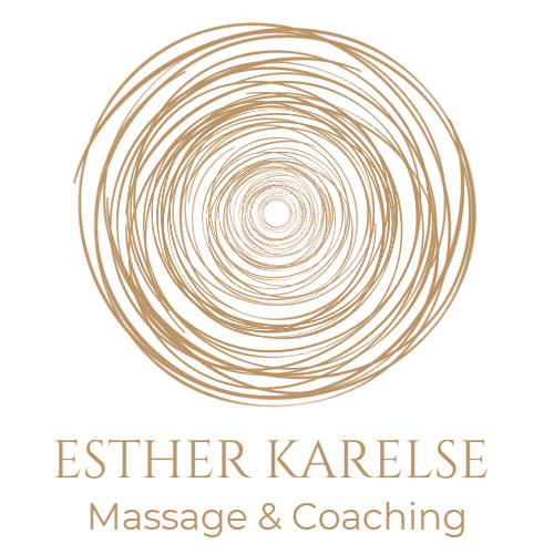 logo Esther Karelse Massage & Coaching met gouden cirkels en daaronder de bedrijfsnaam in hoofdletters
