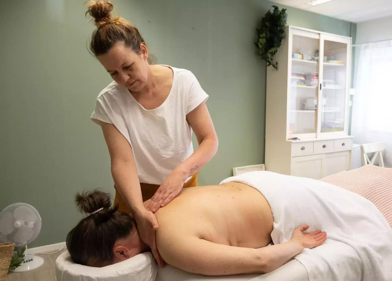 Vrouw krijgt een wekelijkse massage voor haar mentale en fysieke gezondheid